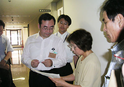 知事が要望書を受け取ってくれる