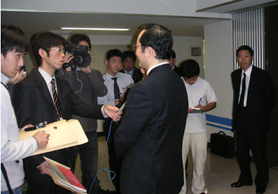 �}�X�R�~�Ɉ͂܂ꂽ�ѐ�m��