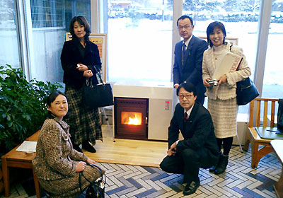 信州型ペレットストーブの前で