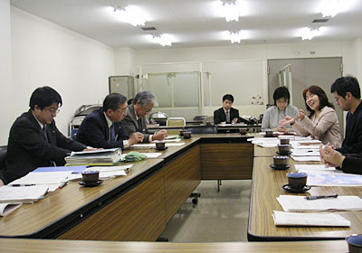 県の担当者に、要望書を提出する市民団体の代表